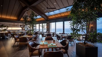 Se sirven cenas y cocina japonesa, con vista a la piscina