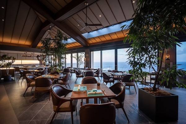 Se sirven cenas y cocina japonesa; con vista a la alberca