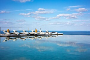 Una piscina al aire libre de temporada