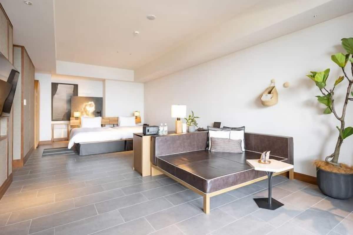 1 habitación, cubrecamas y minibar con artículos gratuitos