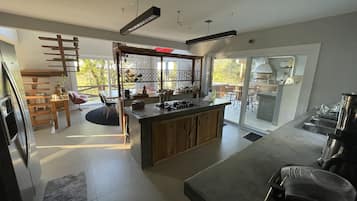 Geladeira, fogão, cooktop, cafeteira/chaleira