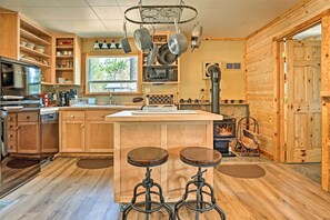 Geladeira, micro-ondas, cooktop, lava-louças