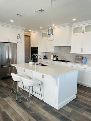 Fridge, microwave, stovetop, dishwasher