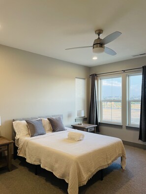 3 bedrooms, desk, WiFi, bed sheets