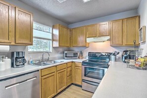 Fridge, microwave, stovetop, dishwasher - Pottsboro Home w/ Fire Pit  < 1 Mi to Lake Texoma! (Pottsboro)