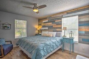 3 bedrooms, Internet, bed sheets - Pottsboro Home w/ Fire Pit  < 1 Mi to Lake Texoma! (Pottsboro)