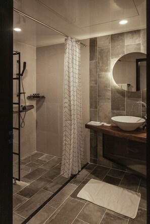 Dusj, regndusjhode, toalettartikler (inkludert) og hårføner