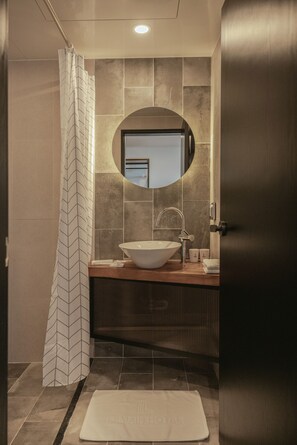 Bathroom sink - LeMain Hotel Seogwipo (Seogwipo)