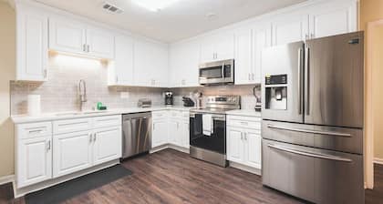 The Modern Serenity Townhome -10 mins to Horsepark