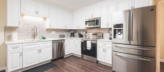 The Modern Serenity Townhome -10 mins to Horsepark