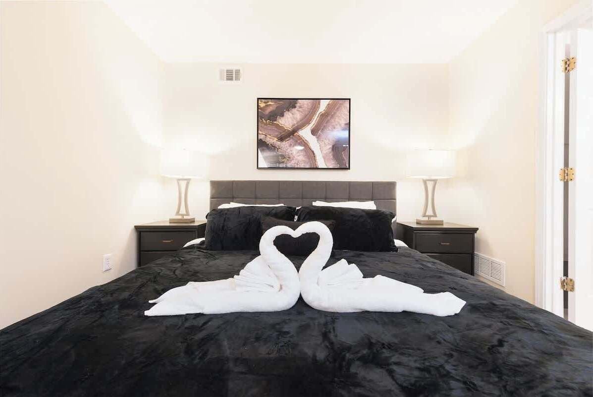 "The places are clean, beautifully decorated and the you receive excellent communication from the host. Always a pleasure renting from this host!"