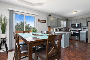 Dining - ⭐️ Luxe Paradise ⭐️ 3 King Beds ✅ Fast Wifi ✅ Free Parking (Raymore)