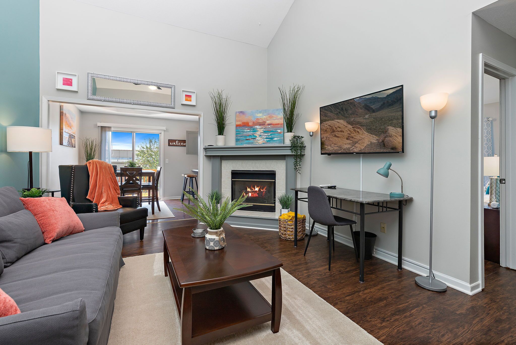 Smart-tv, ett filmbibliotek och kontor