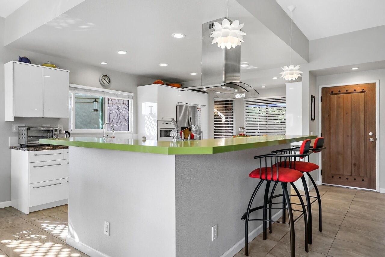 Centrally located Palm Desert condo with Chef's Kitchen