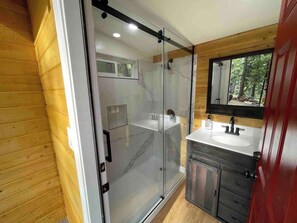 Banheira, secador de cabelo, toalhas de banho, sabonete