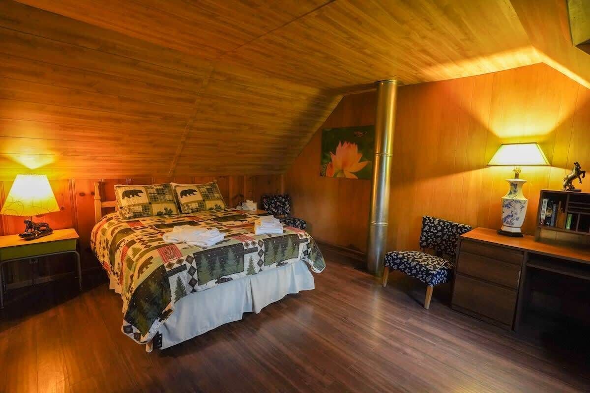 3 bedrooms, desk, iron/ironing board, travel crib