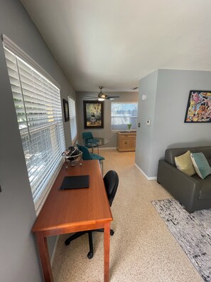 Living area - 5 minutes to Clearwater beach, 1 mile to Morton plant (Clearwater)
