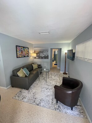 Living area - 5 minutes to Clearwater beach, 1 mile to Morton plant (Clearwater)