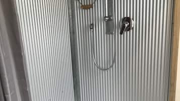 Regadera, toallas, jabón, papel de baño