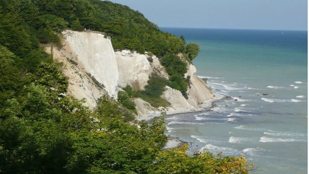 Un paysage côtier avec des falaises et une plage.