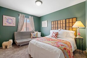 3 bedrooms, iron/ironing board, travel crib, WiFi - Ski Discounts! Steps to Meow Wolf, Local Breweries (Santa Fe)