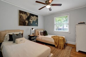 3 bedrooms, iron/ironing board, free WiFi, bed sheets - Beautiful 3 Bedroom Home in the center of the city (Memphis)