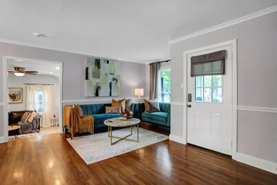 Beautiful 3 Bedroom Home in the center of the city