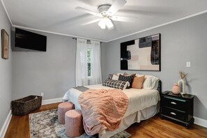 3 slaapkamers, een strijkplank/strijkijzer, gratis wifi, beddengoed