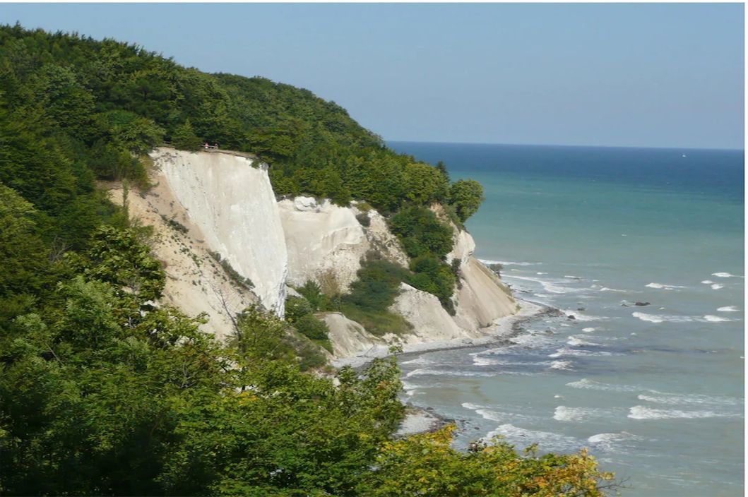 Kustlandschap met kliffen en een strand.
