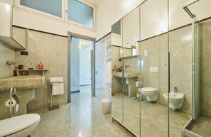 Douche, sèche-cheveux, bidet, serviettes fournies