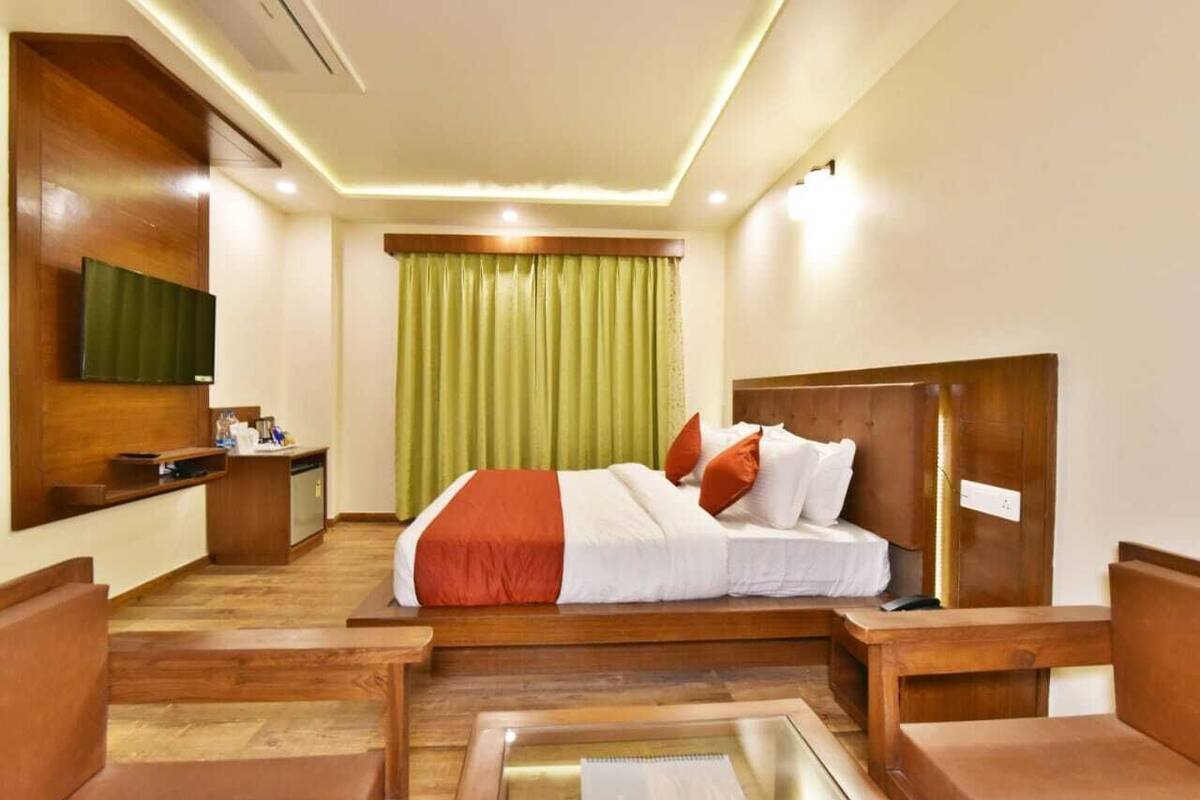 Executive Room | In-room safe, desk, laptop workspace, soundproofing