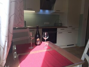 Køleskab, ovn, kogeplade, kaffe-/temaskine