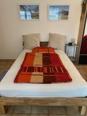 1 bedroom, bed sheets