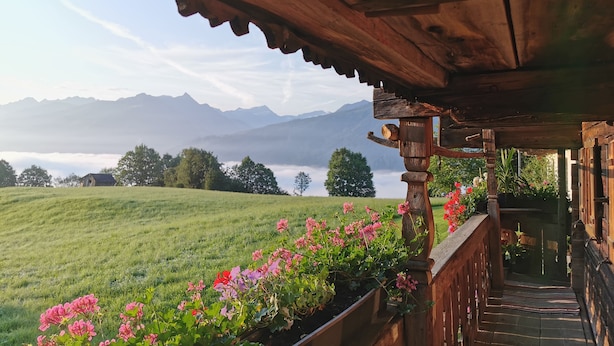 A wooden balcony with a view of mountains and a lake. - VACATION AT THE FARM HIDEAWAY IN THE ALPS (Stuhlfelden)