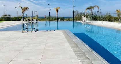 Takvåning vid Havet med två Terrasser, Pool, Wi-fi, Garage