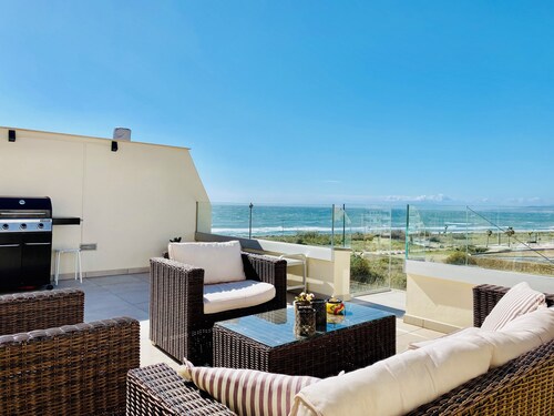 Takvåning vid Havet med två Terrasser, Pool, Wi-fi, Garage