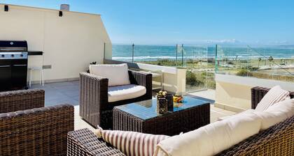 TakvÄning vid Havet med tvÄ Terrasser, Pool, Wi-fi, Garage