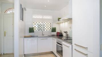 Fridge, oven, stovetop, dishwasher