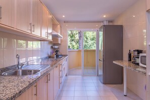 Fridge, microwave, oven, stovetop - Elveria hills excellent views (Marbella)