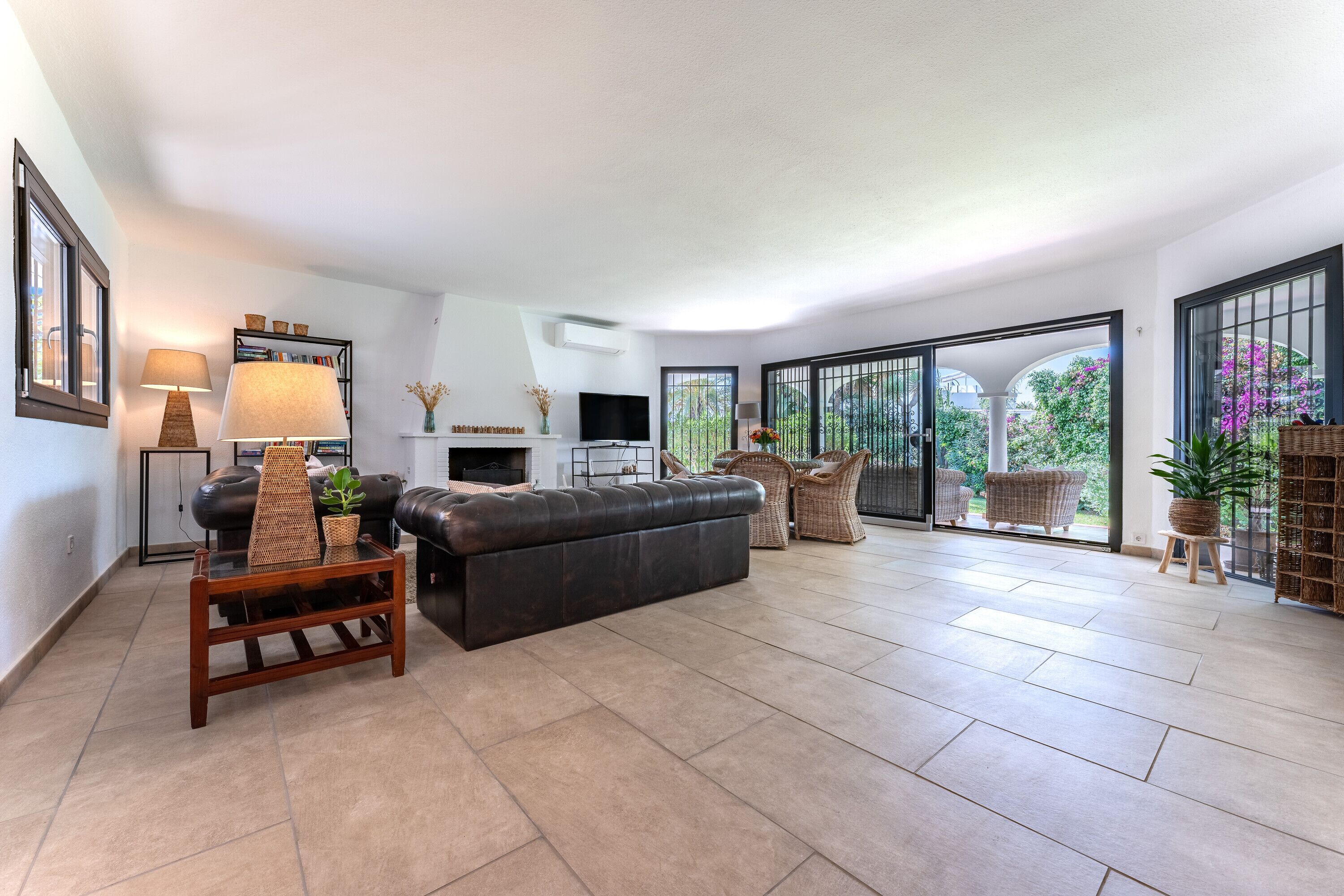 Een televisie, een open haard, een dvd-speler en een stereo