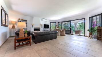 Een televisie, een open haard, een dvd-speler en een stereo