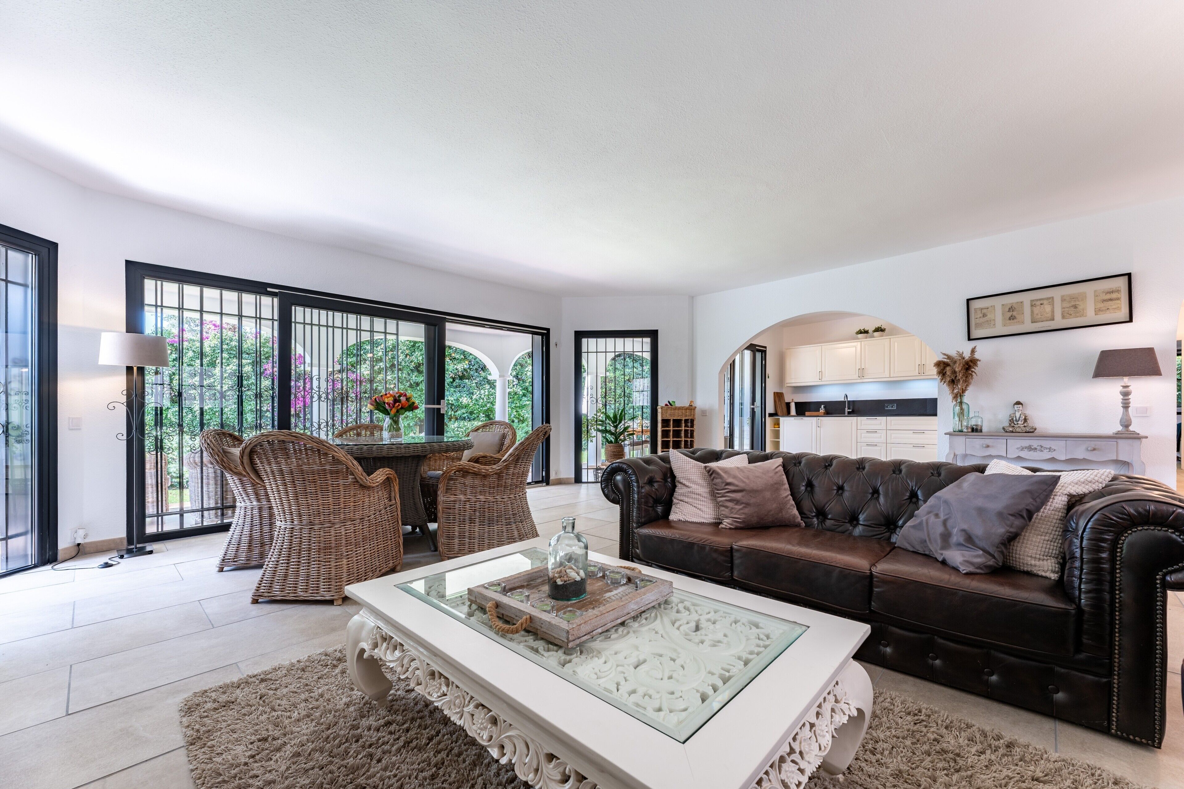 Télévision, cheminée, lecteur de DVD, chaîne hi-fi