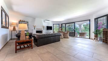 Televisión, chimenea, reproductor de DVD y estéreo