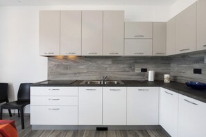 Een koelkast, een magnetron, een oven, een kookplaat