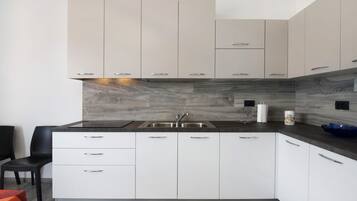 Een koelkast, een magnetron, een oven, een kookplaat