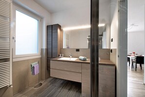 Een douche, een haardroger, handdoeken