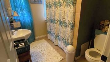 Kylpyamme, pyyhkeet, saippua, vessapaperi