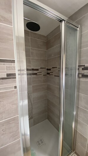 Dusche, Haartrockner, Toilettenpapier