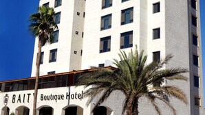 Un edificio de varios pisos con el letrero "Bait Boutique Hotel" en la fachada.