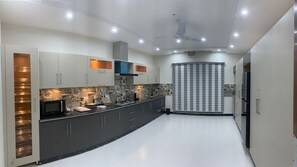 Kühlschrank, Mikrowelle, Herdplatte, Wasserkocher